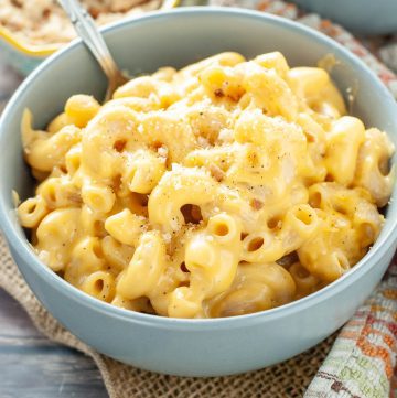 gluten-free-mac-and-cheese-in-a-blue-bowl-upclose